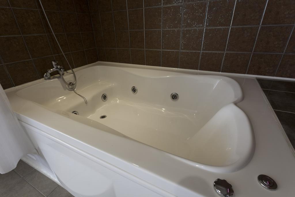 J-Top Hotel Siheung Номер фото