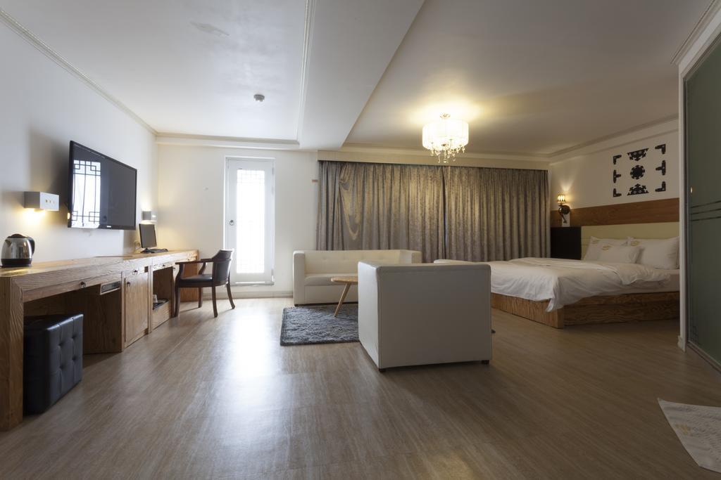 J-Top Hotel Siheung Номер фото